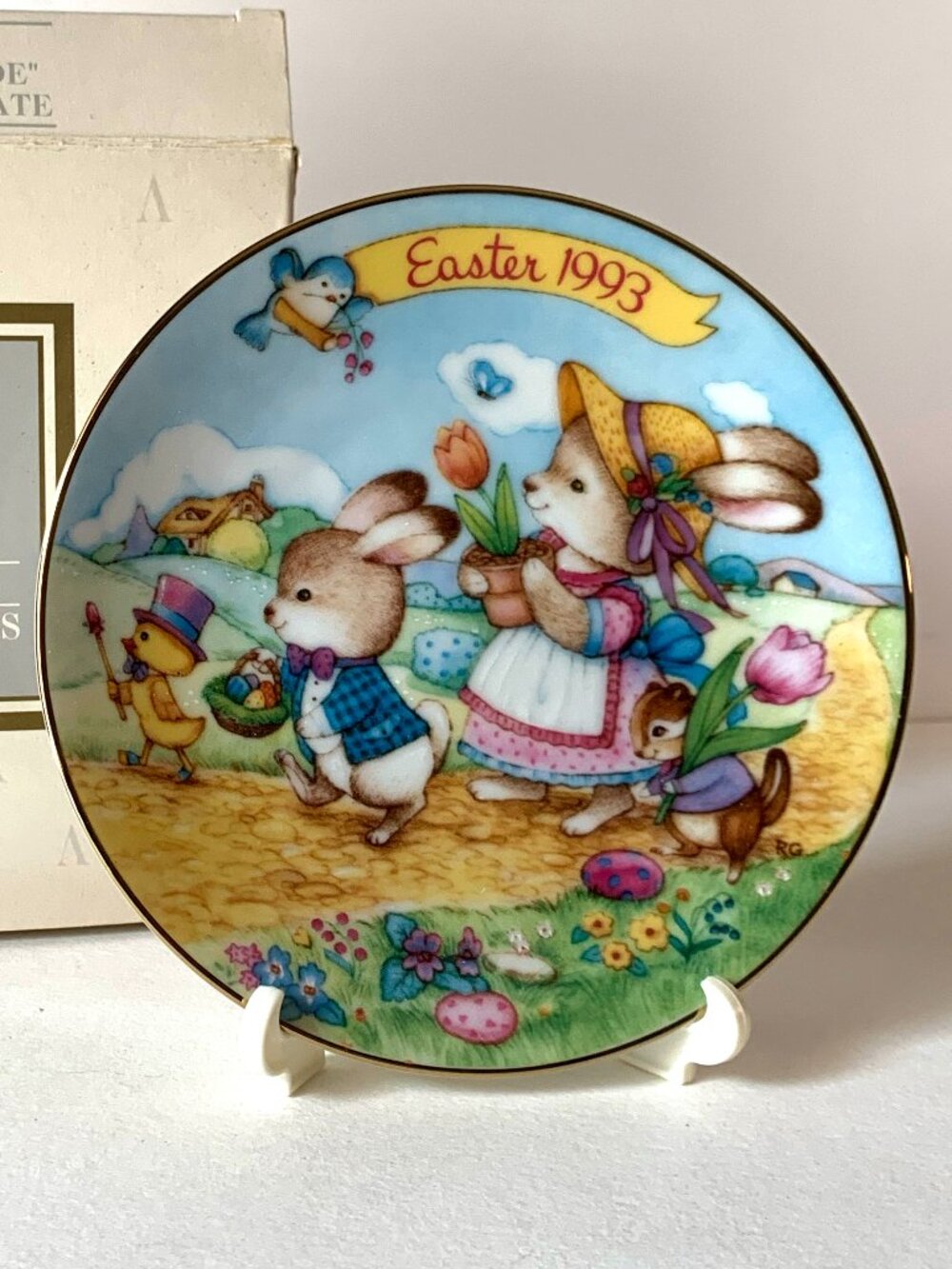 Avon EASTER PARADE Easter 1993 5" Plate Bunnies 22k Gold Trim & Stand NIB